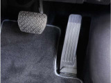 【オルガン式アクセルペダル】人間工学に基づいてオルガン式アクセルペダルを採用しております。運転時の疲労を軽減し、とっさのときの踏み間違いも起きにくくなります。