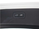 テールゲートには、スイッチ一つで開閉可能な電動開閉機能を装備。また、リアバンパーの下で足を動かすだけで開閉できる、ハンズフリー・オープニング/クロージング機構も搭載しています。