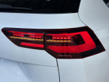 LEDテールランプ(ダイナミックターンインジケーター付き)特徴的な配光パターンによって後続車からの視認性が高まり、万一の追突の危険性を軽減します。