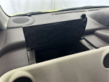 ちょっとしたところは収納ボックスにもなっています。車内はサイズも決まっているので、収納が少ないと思っているアナタ!ご安心ください。さまざまなところに収納が隠れているんです♪