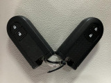 スマートキーを装備しています☆カギをカバンやポケットに入れて頂いた状態でドアロックの開閉やエンジンスタートをして頂けますよ!とても便利な装備です!