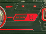 表示部には音楽再生に関する情報が示され、状態を確認しながらオーディオを利用できます。ボタンやつまみも近くにまとまっているため、通勤やお出かけの際に好みの音楽を楽しめます。
