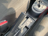 上のボタンは横滑り防止装置。滑りそうになったときに車の姿勢を安定させてくれる。下のボタンはAUTO 4WDの切替スイッチ。通常は前輪駆動で走り、滑りやすい路面になると自動で後輪にも駆動力を配分してくれる機能