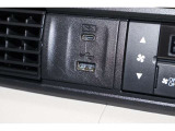 USBソケットがついていますのでコードを繋げばスマートフォンなどの充電が出来ます!オーディオソース USB 対応しております。