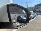 ブラインドスポットディテクション(後方死角検知機能)。後方側面の死角に車両を検知した際、方向指示器を操作すると警告灯が点滅し注意を促します。