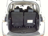 後席シートは分割可倒式です。乗せる荷物や乗車人数に合わせて片側ずつ倒すことが出来ます。