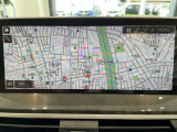 BMWのナビゲーションは操作性も良く、詳細な地図情報と交通状況を見やすく表示し、快適なドライビングをサポートしながら目的地までナビゲートします。