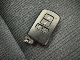 スマートキーをポケットやバッグに携帯していれば、キーを取り出すことなくドアハンドルを握り解錠、ドアハンドルのセンサーに触れるだけで施錠できます。