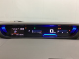 デジタル表示のスピードメーターとタコメーターを大きく配した見やすいメーター部になっています。左側のインフォメーション画面でオドメーターや燃費などの情報を確認できます。