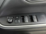 格納式リモコンドアミラーと、パワーウィンドウマスタースイッチです。車内の換気も運転席から簡単に行えます。