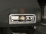 ハンドルの左下にETC2.0がついています。高速道路の料金所の通過も楽々です。 カードの取り出しもしやすい場所についています。