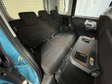 後席での快適なドライブを提供する、運転席・助手席シートバックテーブルです♪ドリンクホルダー2個付きです(^^♪