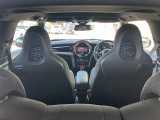 福井の生活に欠かせない軽自動車の在庫が充実しています。スライドドア付きのハイトワゴンや小回りの利くコンパクト軽など、日常使いにぴったりな人気の最新・高年式モデルも豊富に揃っています。