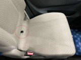 【シートアンダーボックス】座面に付いているこの紐を引っ張ると