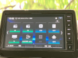 ラジオやテレビ、オーディオなどの項目が画面上に整理され、目的の機能を見つけやすい表示です。タッチ操作で各種メニューを選べるほか、画面脇にも操作ボタンを配置しています。