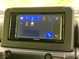 FM・AMやBluetooth Audio、iPod、AUXなどの選択項目が表示され、利用したい音源を画面で確認できます。通勤やお出かけの際にも、目的に合わせて使い分けやすい装備です。