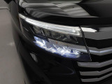 LEDヘッドライト 白く明るい光で夜間走行の安心感を高めます。乗車人数や荷物の量に応じて、照射軸の上下方向を自動調節するオートレベリング機能付です。
