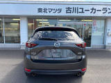 ドアミラーの表示で、隣の車線を走る車の接近を知らせるブラインド・スポット・モニタリングを備えます。車線変更時に見落としやすい斜め後方を確認する手助けとなり、運転者の安全確認を支えます。
