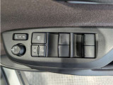 パワーウィンドウのスイッチですよ。 運転席に居ながら窓を開け閉めのコントロールできますよ。 ロック機能で、子供がイタズラして窓を開けるという事も無くなりますよ。