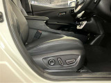 運転席パワーシートの操作スイッチです。スイッチを前後・上下に操作することで自分に合ったポジションに設定することで快適なドライブが出来ますよ!