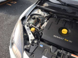 ルノー メガーヌエステート GTのエンジンルームの状態です。車両の心臓部も掲載しています。