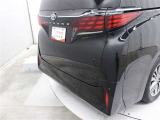後方から接近する車両を検知して、衝突被害の軽減に寄与する安全機能リヤクロストラフィックオートブレーキ[パーキングサポートブレーキ(後方接近車両)]が装着されています。