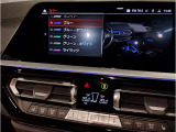 【ドライバーコックピット】人間工学に基づきドライバー中心にすべての操作パネルを設計。ドライバーが直感的に操作できる様にドライバー側にわずかに傾斜。常に運転に最適な姿勢/視線を保つ事が出来ます!