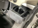 インパネに格納できるカップホルダーを装備。使わない時には格納もでき、見た目もスッキリ。