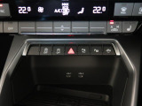 レーンアシスト。従来の追従クルーズコントロールの機能に加え、レーンをキープし、逸脱しそうな場合は自動的にステアリングを修正します。