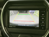 後方の映像にガイドラインが表示され、駐車時に車両後方の状況を確認する際に役立ちます。周囲を見ながら操作したい場面をサポートする装備です。