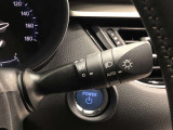 ライトスイッチです。「AUTO」にすると外の明るさに応じてスモールライト・ヘッドライトが自動でON・OFFします。夕暮れ時や屋内駐車場、トンネルなどに便利です。フォグランプもON・OFFできます。