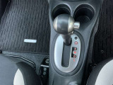 オートマチックドライブです。駐車ブレーキは手動式です