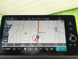 高精細な地図表示で、目的地までのルートをわかりやすく案内。渋滞情報もリアルタイムで確認でき、スムーズな移動をサポートします。遠出も安心です。
