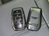 スマートキーをポケットやバッグに携帯していれば、キーを取り出すことなくドアハンドルを握り解錠、ドアハンドルのセンサーに触れるだけで施錠できます。