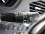 車外の明るさに応じて、自動的にライトの点灯・消灯をしてくれます