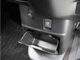 ◆センターロアボックス◆インパネ中央の下部には、ごみ箱としても使用する事ができるセンターロアボックスを装備しております。