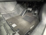 内装工程では、中古車を気持ちよくお乗りいただけるよう清掃しております。