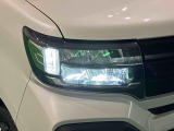対象物が見やすく白く明るい光で夜間走行をサポートするLEDヘッドランプを搭載