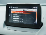 こちらのお車には先進安全装備が多数搭載されています。衝突被害を回避あるいは軽減するためのブレーキや、後方死角からの接近警報、車線逸脱を防止する警報装置など、詳しくはスタッフまでお尋ねください。