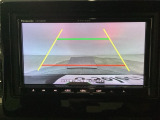 【バックカメラ】運転が苦手な方も車庫入れラクラクです!ギアをリバースに入れれば自動的に切り換わりますので、面倒な操作は不要です♪狭い駐車場もお車を傷つけず安心ですね!