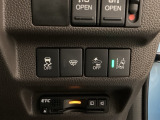 Hondaセンシング用の、VSA(ABS+TCS+横滑り抑制)解除と路外逸脱抑制機能のオンオフスイッチなどはハンドルの右側に装備しています。