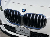 左右のキドニー・グリルの中心にはBMWのエンブレムが鎮座し、個性を放つデザイン性を兼ね備えました。