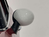 個性を演出するミラーキャップ。デザイン変更をご希望の際は、お気軽にスタッフまでお問い合わせください。
