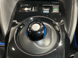 前後の動きだけで簡単に操作できる先進的なデザインの電制シフト。扱いやすく、手に馴染みやすい設計となっています