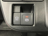 【電動パーキングブレーキ+オートブレーキホールド機能】 指先だけで簡単に操作が可能なパーキングブレーキ、スイッチを押すとブレーキペダルから足を離してもブレーキを保持できるオートブレーキホールド搭載。