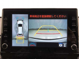 車の全周囲の画像が表示されます。運転席から見づらい個所なども、上空から見たような映像で確認できます。映像のきりかえも出来、後方確認だけでなく大変便利な機能です。