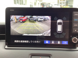 後退時に車両の後ろ側をモニター画面に表示します。車庫入れが苦手な人もこれで安心♪