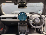 新型MINIのインパネは、象徴的な円形有機ELディスプレイを採用!直感的な操作に加え、ナビ背面から光が広がり、モードごとに色が変わる遊び心あふれるデザインです★
