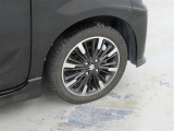 装着タイヤサイズは、165/55R15です。純正アルミホイールを装着しております。