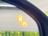 【ブラインドスポットインフォメーション】走行中、ドアミラーの死角になりやすい箇所に後続車が接近するとサイドミラー付近に警告を表示、ドライバーに注意喚起をしてくれます。